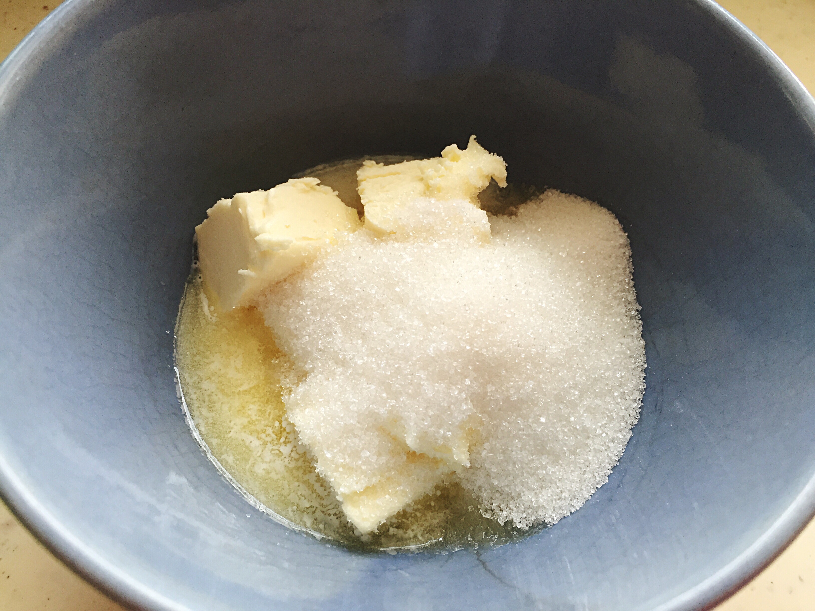 В масле есть сахар. Сливочное масло с сахаром. Масло и сахар. Масло растереть с сахаром. Масло смешивают с сахаром.